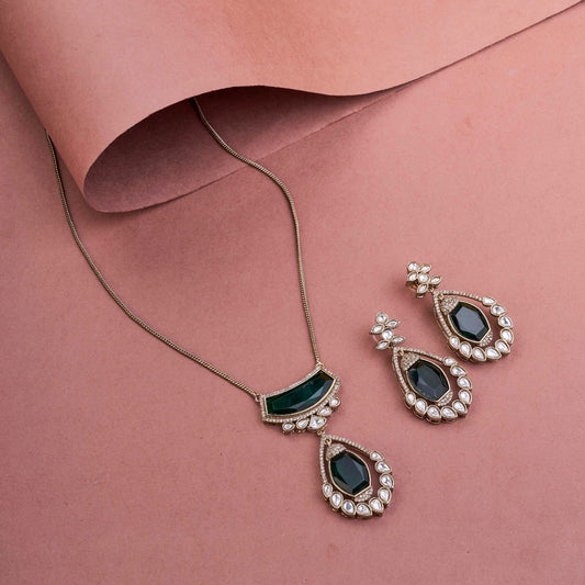 Halo Designed Mehendi Plated Locket Set with Earrings