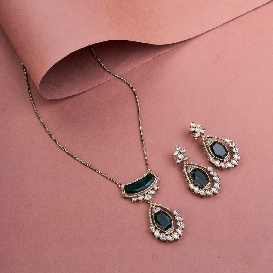 Halo Designed Mehendi Plated Locket Set with Earrings