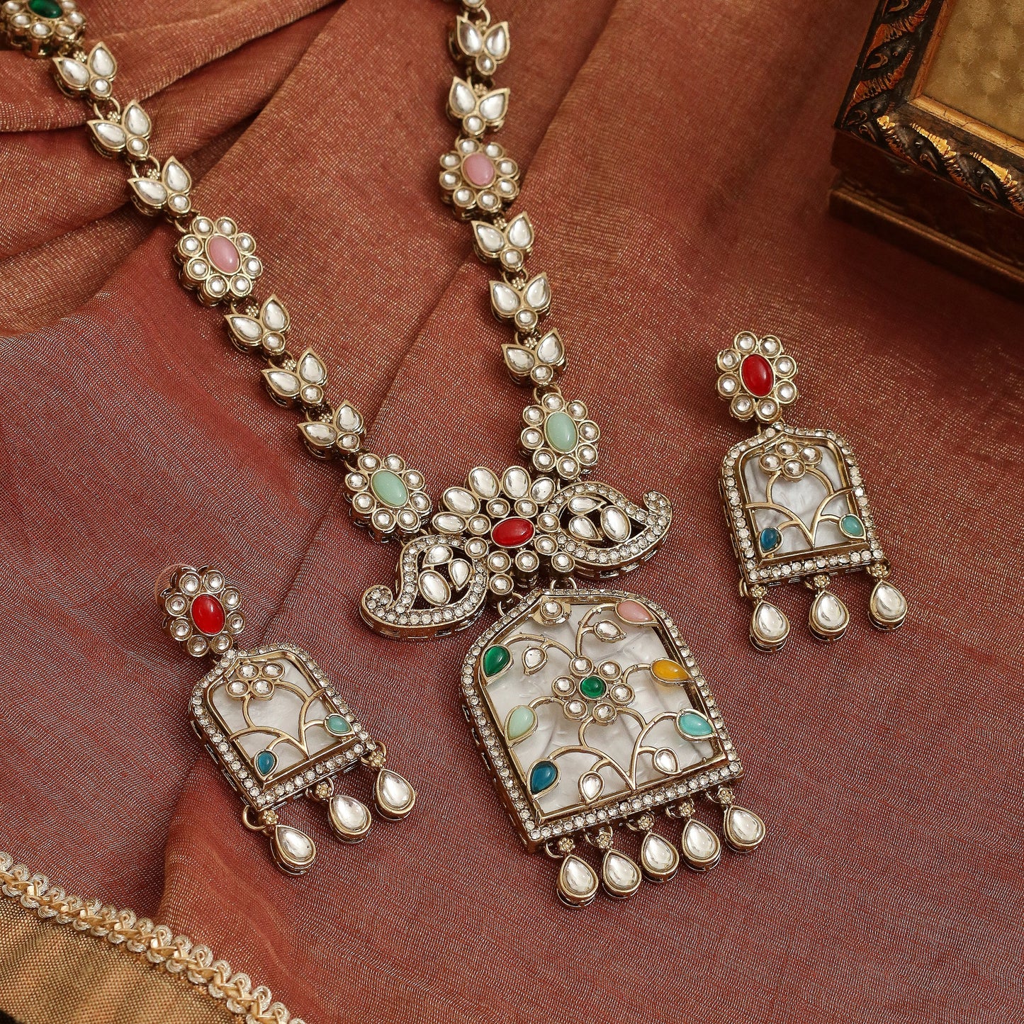 Rajmahal Kundan Neclace Set with Earrings