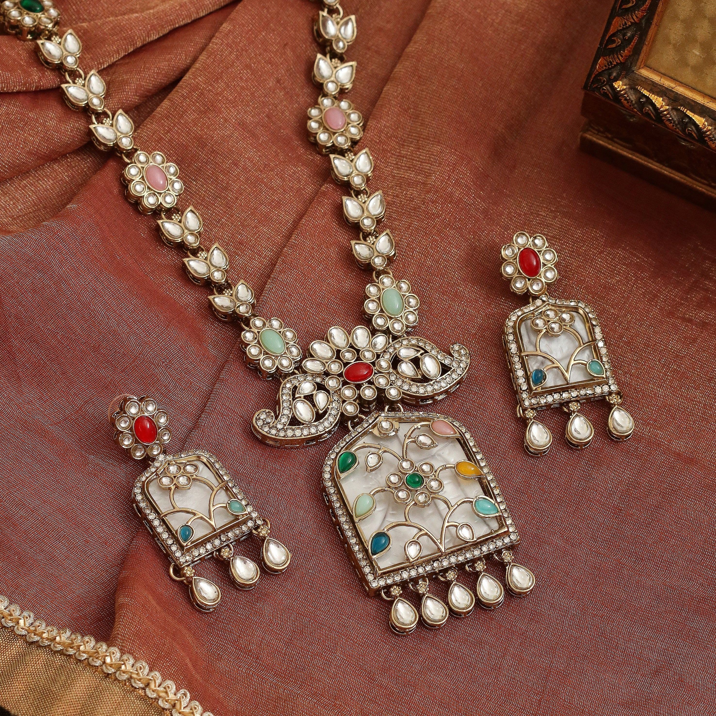 Rajmahal Kundan Neclace Set with Earrings