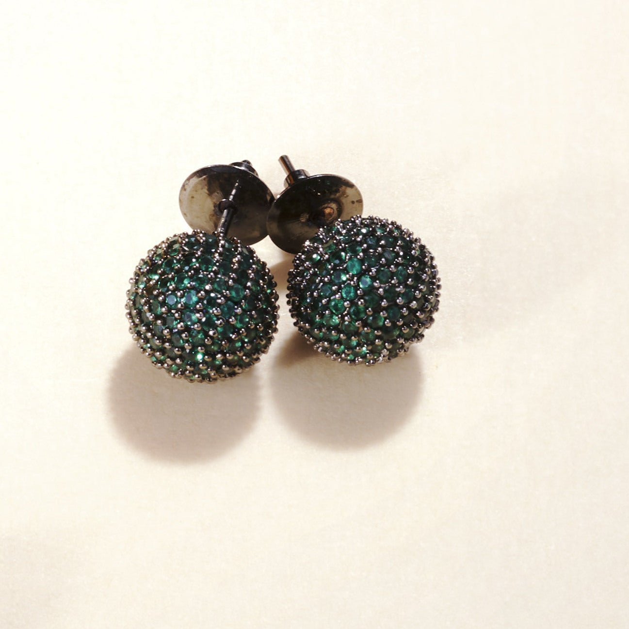 Opal Touch - Black Round Diamond Stud Earrings - Studs